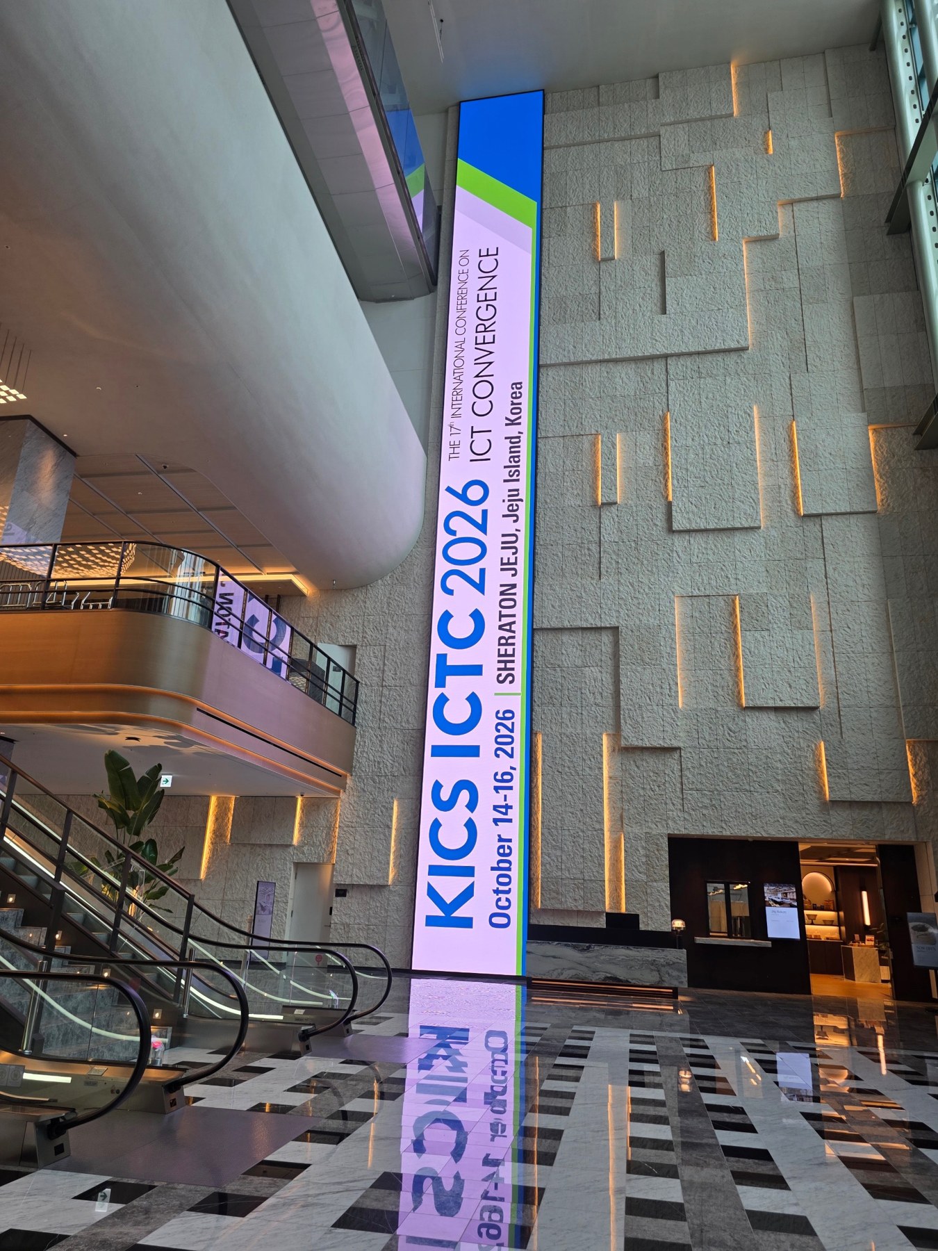 KICS ICTC 2026 쉐라톤 제주 로비 세로형 LED 현장